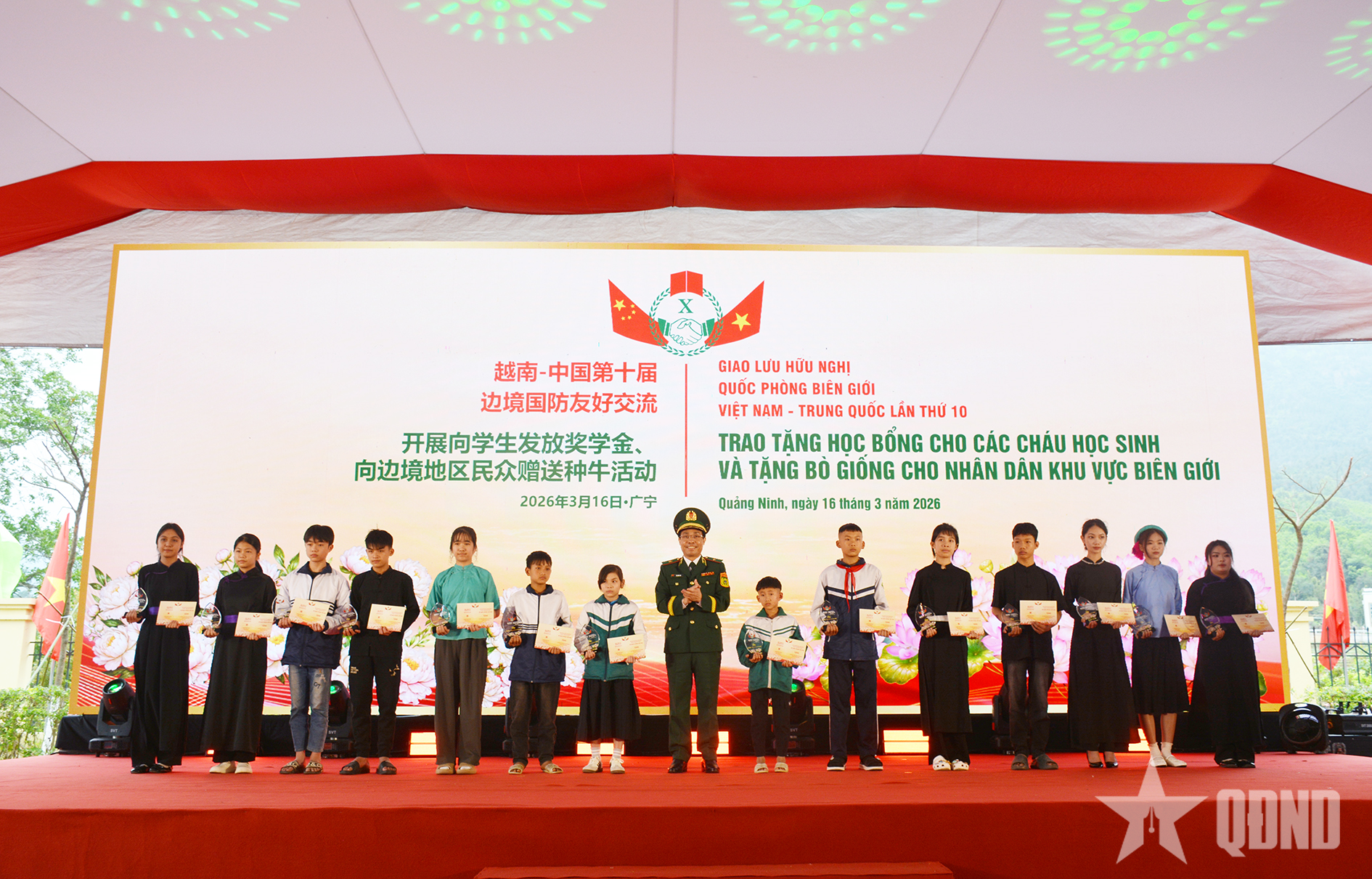 Giao lưu hữu nghị quốc phòng biên giới Việt Nam - Trung Quốc lần thứ 10: Trao 100 suất học bổng và 50 con bò giống tặng bà con khu vực biên giới